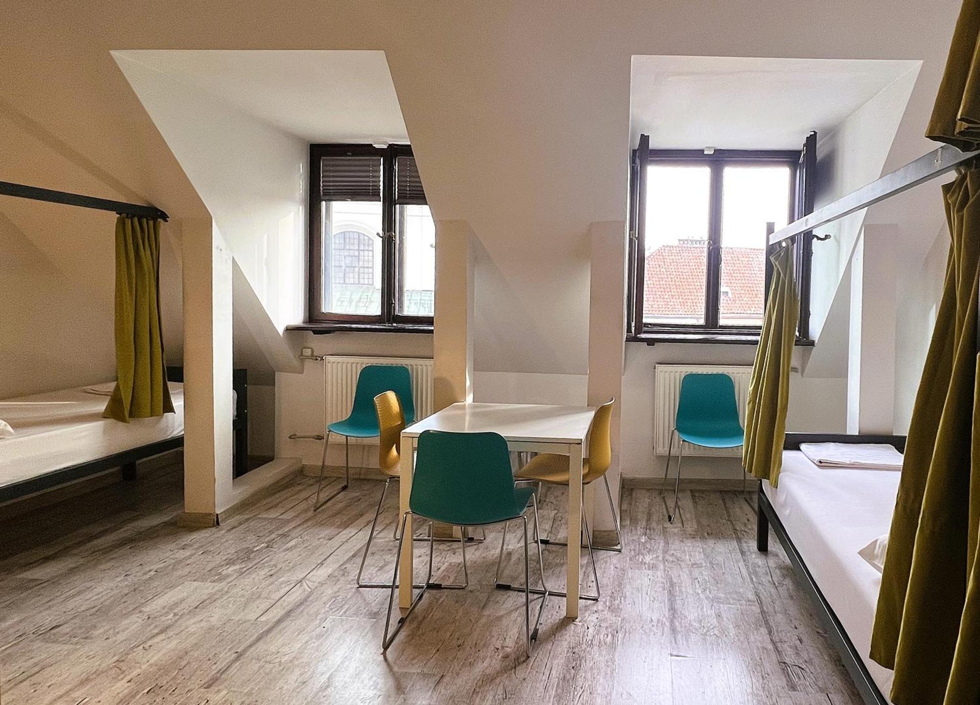 Cama Individual en dormitorio compartido de 6 camas
